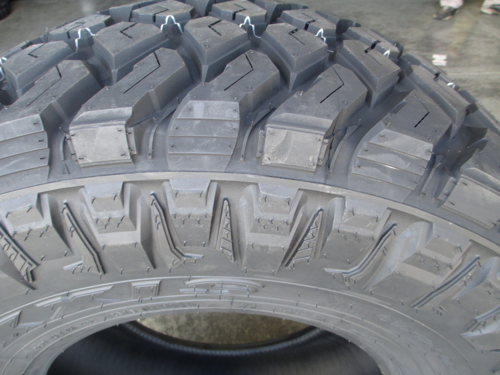 1 New 35X12.50R17 Maxxis Razr MT Mud Tire 35125017 35 1250 17 12.50 R17 M/T
